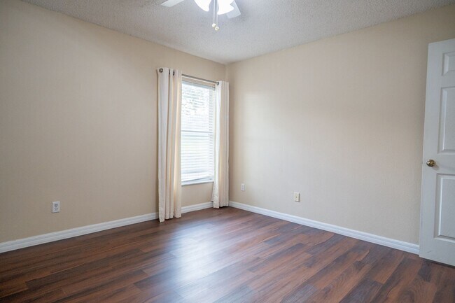 Building Photo - 3/2~Ridge Valley ~ Save with Solar!