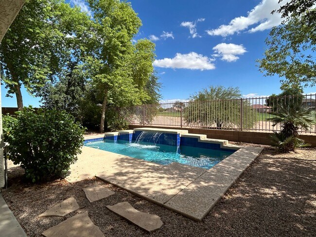 Building Photo - 5 Bed 4 Bath Beautiful Gilbert Home - Gated Community On Golf Course