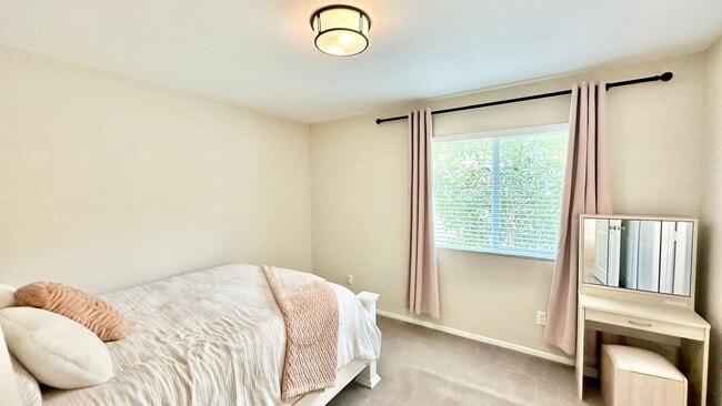 Building Photo - Beautiful "Model" Home in the Horse Creek ...