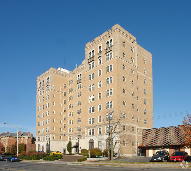 Primary Photo - Cambridge Arms Apartments