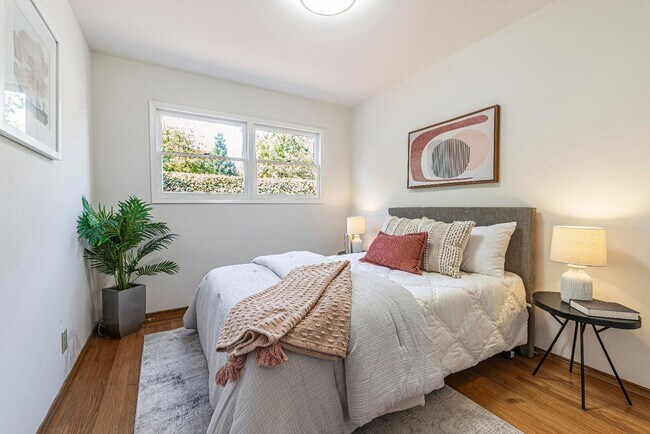 Building Photo - 1994 Menalto Ave