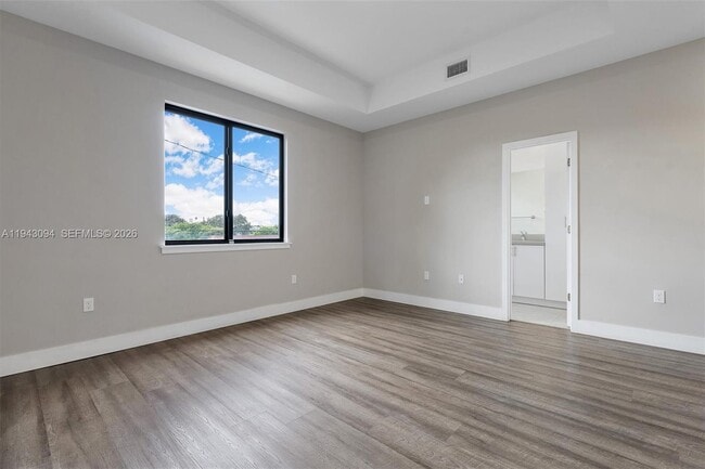 Building Photo - 444 E 16th St