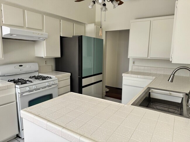 Building Photo - 10 Sunridge