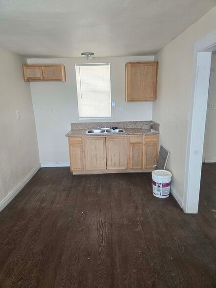 Building Photo - 413 W Van Buren Ave