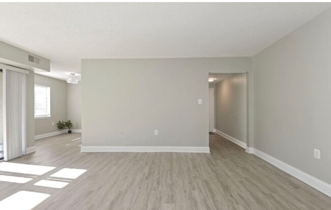 Building Photo - Renovated Herndon Condo