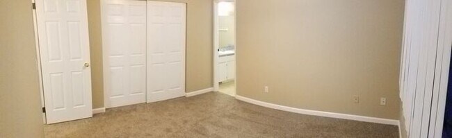 Building Photo - Wonderful 3 Bedroom Duplex in Puyallup!