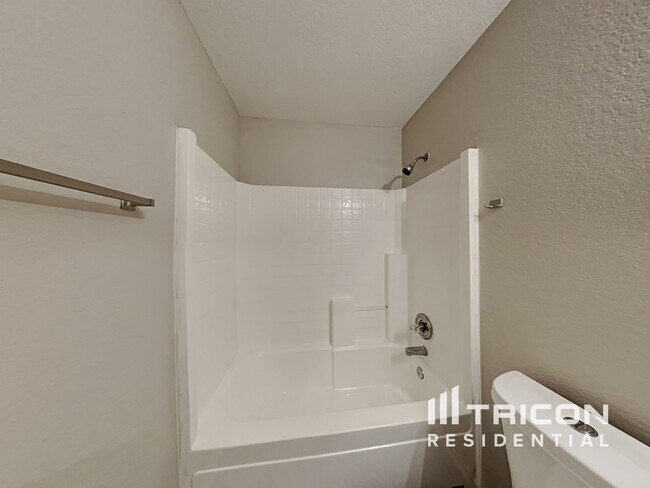 Building Photo - 2834 Coral Dr