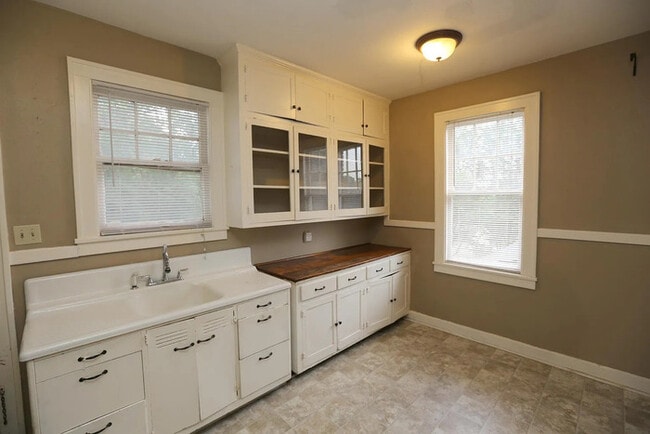 Building Photo - 2 bedroom 1.5 bathroom duplex