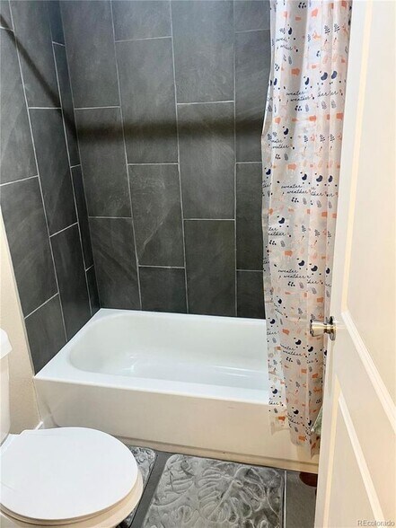 Building Photo - 283 S 4th Ct