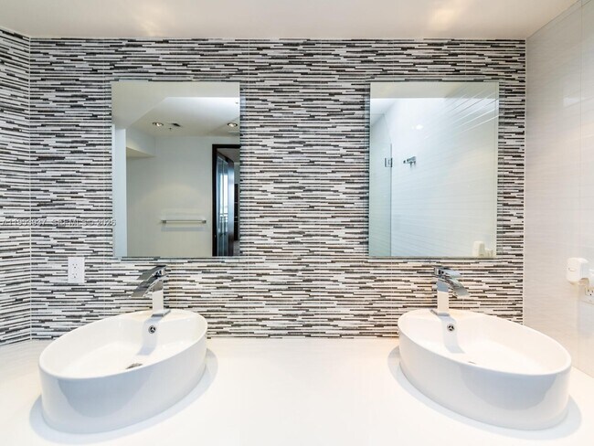 Building Photo - 888 Brickell Key Dr