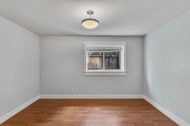 Building Photo - Spacious 3 Bed 2.5 Bath Townhome with Views and Two Parking Spaces – First Hill/Capitol Hill