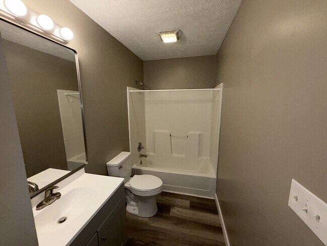 Building Photo - 18 Oakwood Ave