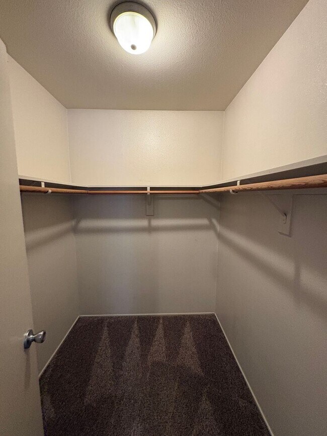 Building Photo - Cozy Home On Spacious Lot In Tulare Available Now!