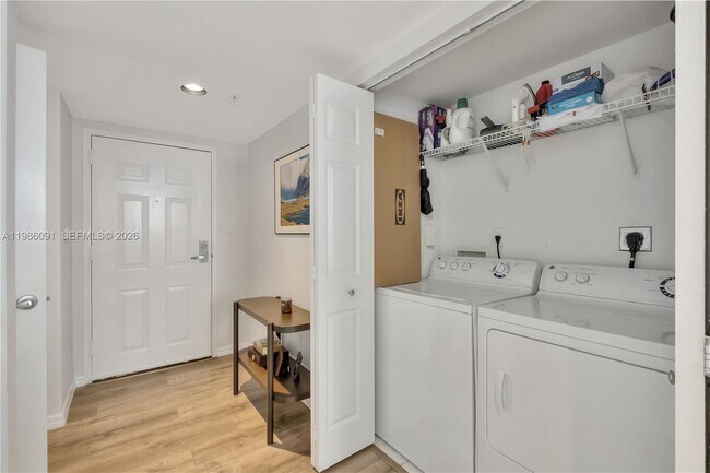 Building Photo - 1155 Brickell Bay Dr