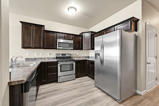 Building Photo - $1,850-3 Bed 3.5 Bath townhome in CO Sprin...