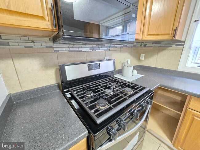 Building Photo - 3151 Pennock St