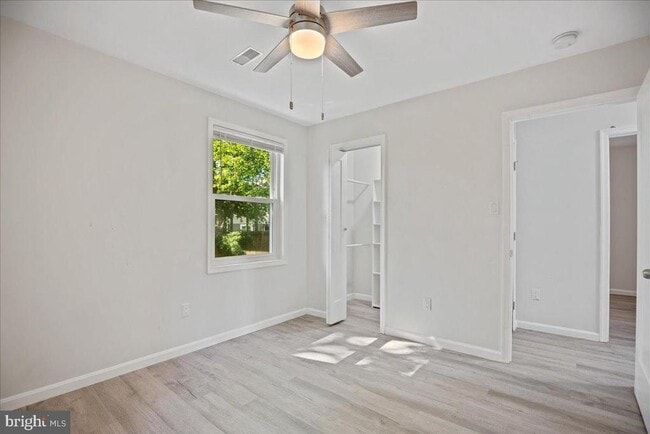 Building Photo - 906 Elfin Ave