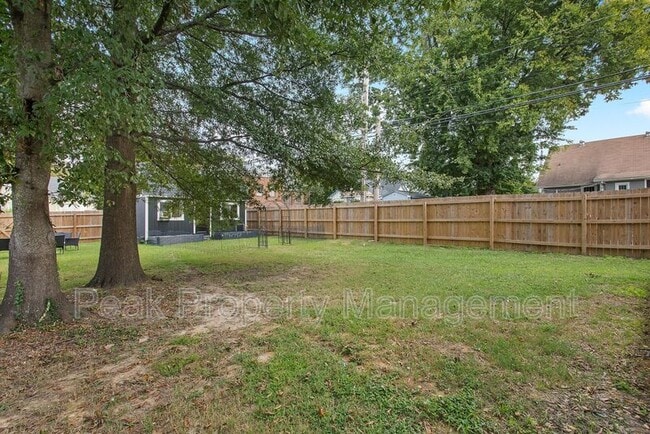 Building Photo - 2616 Redwood Ave