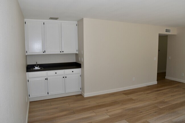 Building Photo - 10575 Canyon Lake Dr