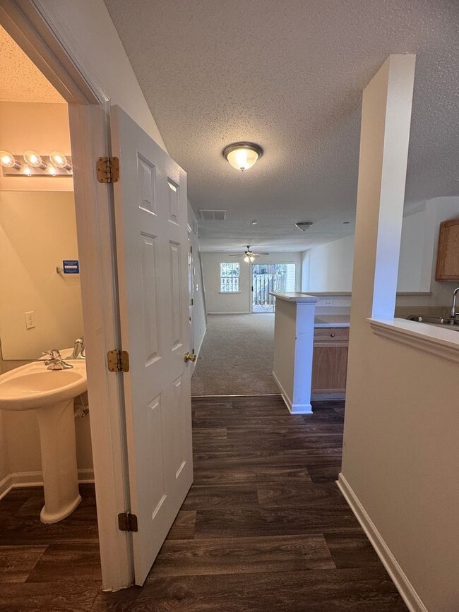 Building Photo - Wonderful 2BR 2.5BA Townhome with All Appl...