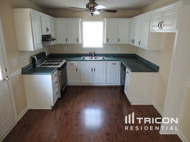 Building Photo - 99 Floresta Dr