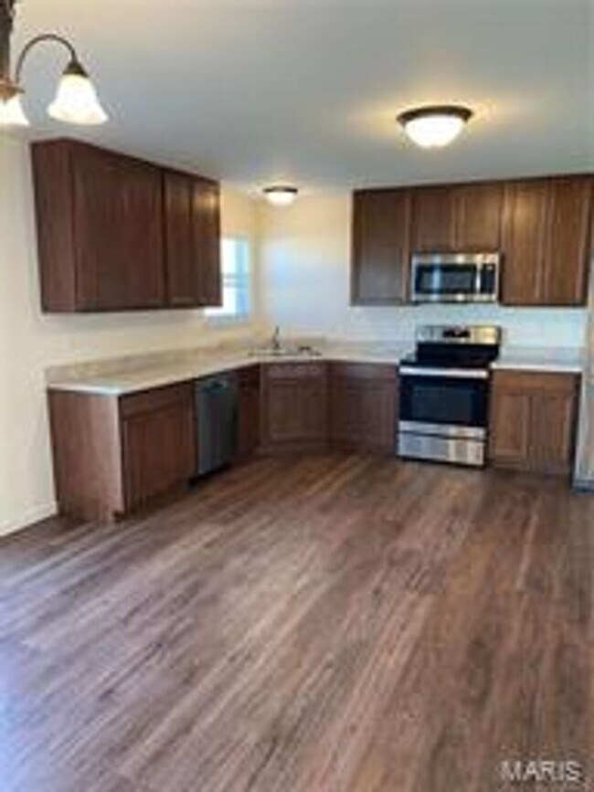 Building Photo - Lovely 4 bedroom, 2.5 bath, 2 car garage