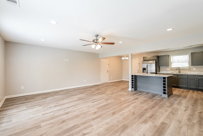 Building Photo - 6662 Wildwood Ct