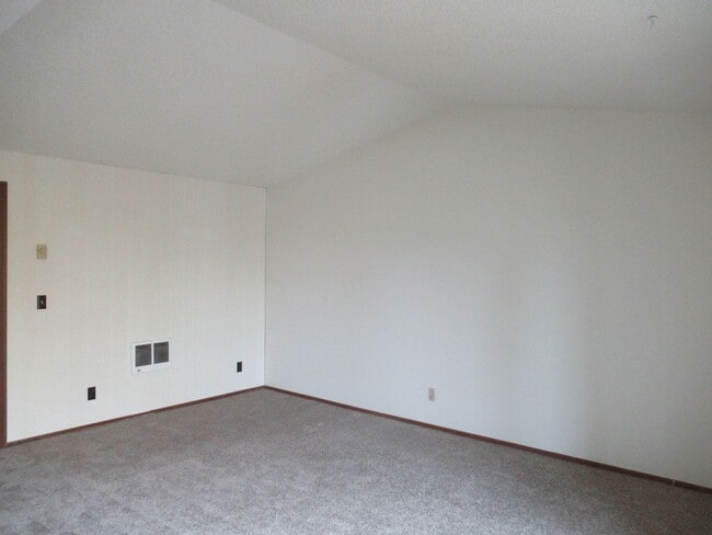 Building Photo - One Bedroom Apartment w/ Washer and dryer