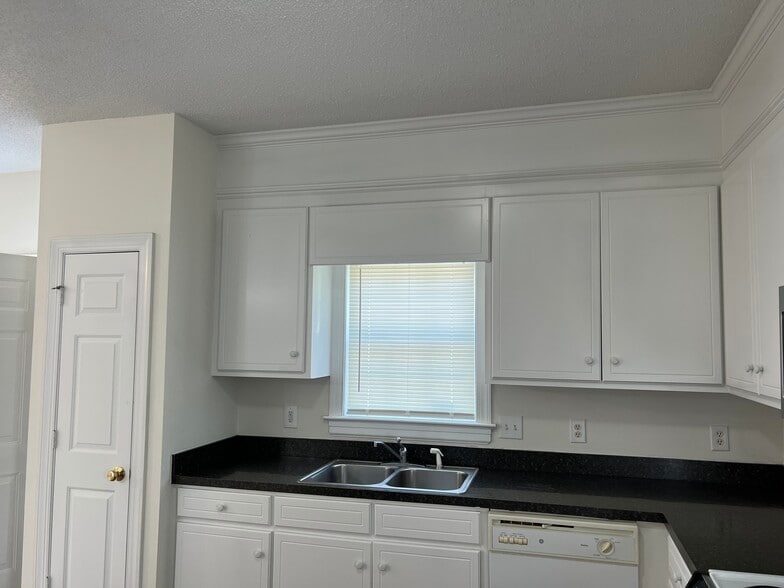 Kitchen - 3302 Whitlock Dr N
