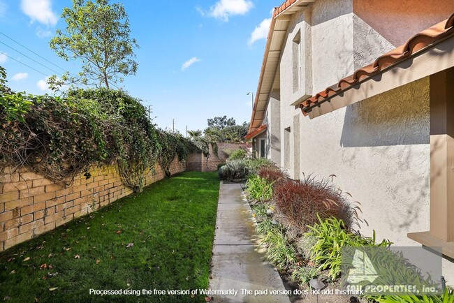 Building Photo - Beach townhome with two car garage!