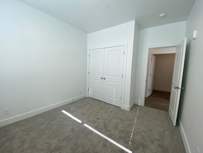 Building Photo - SPACIOUS APARTMENT FOR RENT!