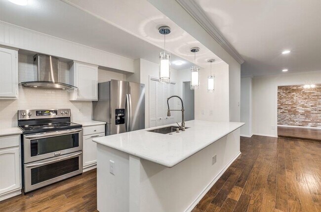 Building Photo - 357 N Post Oak Ln