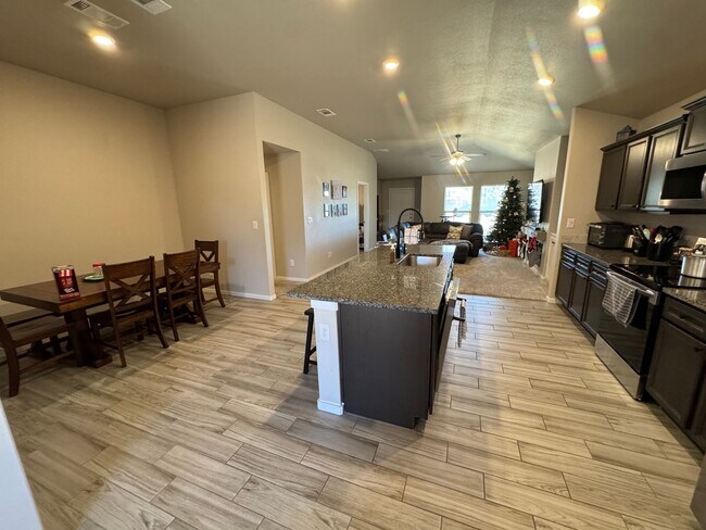 Building Photo - 3/2 in Upland Crossing Available January 2026!