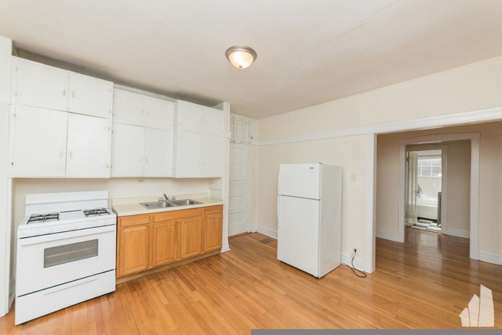 Building Photo - 1831 W Foster Ave