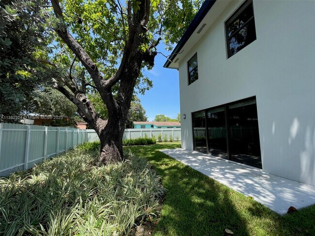 Building Photo - 4736 NW 15th Ct