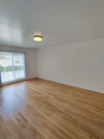 Living room - 3624 San Bruno Ave