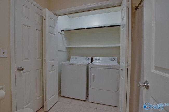 Building Photo - 3018 Live Oak Ln SW