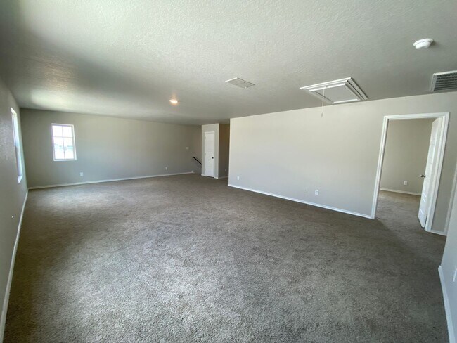Building Photo - Spacious 4 Bedroom ~ Convenient to JBSA Ra...