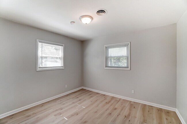 Building Photo - Three Bedroom with Driveway in Dayton!