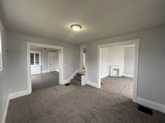 Building Photo - Charming 7-Bedroom Property in Prime Location