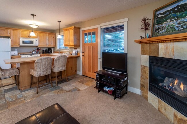 Building Photo - Beautiful Awbrey Butte ADU cottage w attac...