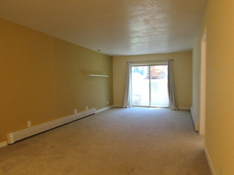 Building Photo - 3150 Lakeside Dr