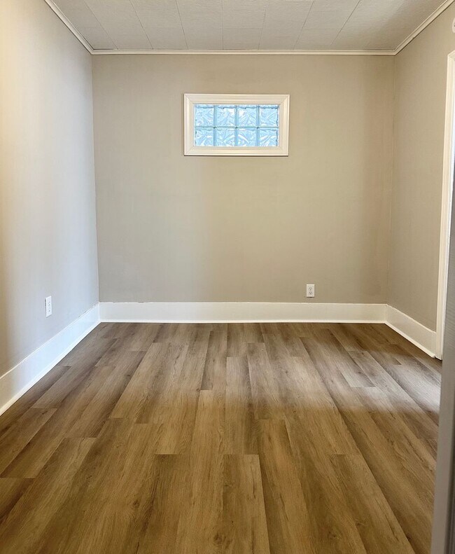 Building Photo - Renovated 3-Bedroom Gem within walking dis...