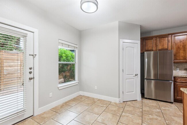 Building Photo - 1604 Maple Ave