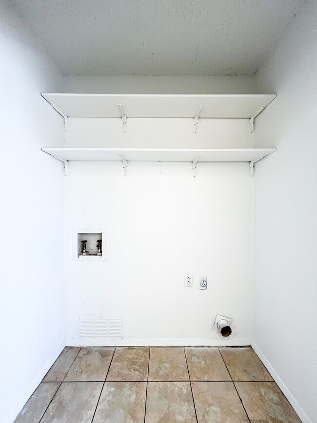 Building Photo - Available NOW!!!! This charming 1 story, 3 bedroom, 2 bath house could be your next home! Beautif...