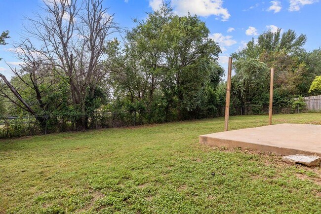 Building Photo - 506 Lakeway Dr