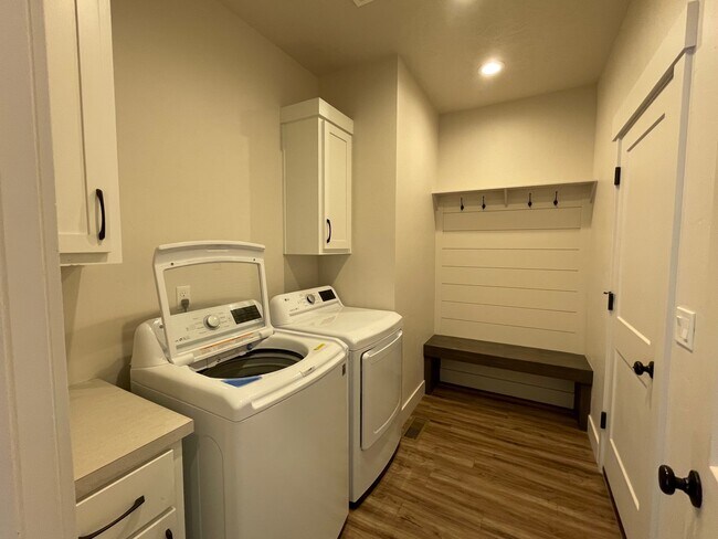 Building Photo - 270 E Rosalyn Dr