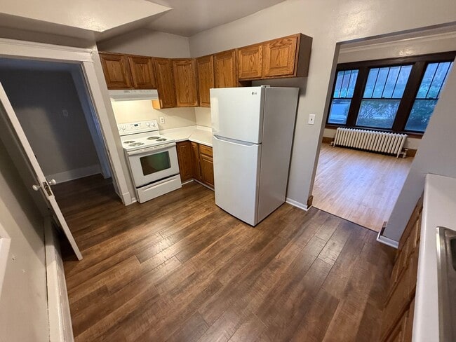 Building Photo - 6 bedroom 2 bath