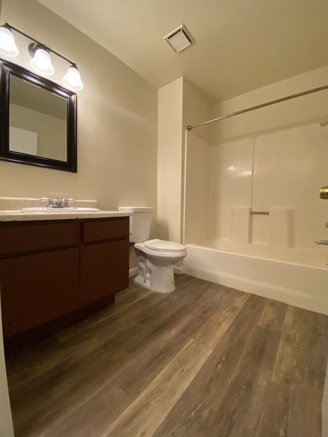 Building Photo - Single Story 1 Bedroom Apartments for Rent!