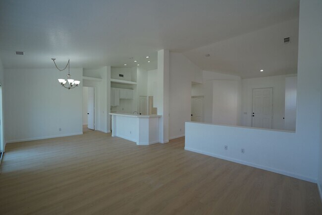 Building Photo - Beautiful 3 Bed / 2 Bath Moreno Valley Home with Garage